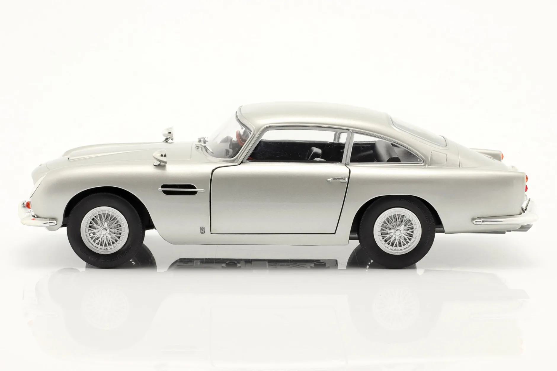 Aston Martin DB5 RHD Baujahr 1964 silbergrau metallic 1:18 Solido