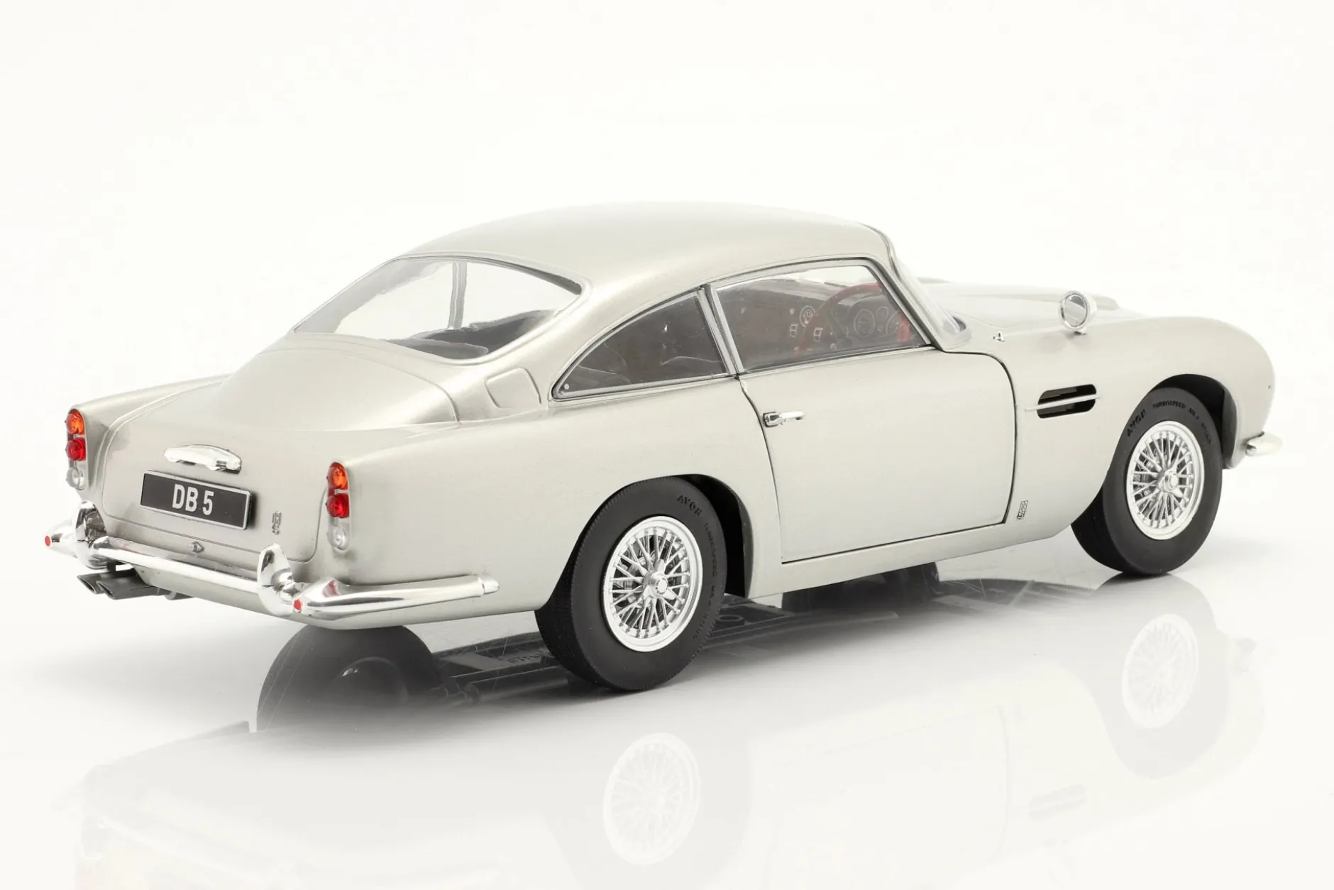 Aston Martin DB5 RHD Baujahr 1964 silbergrau metallic 1:18 Solido