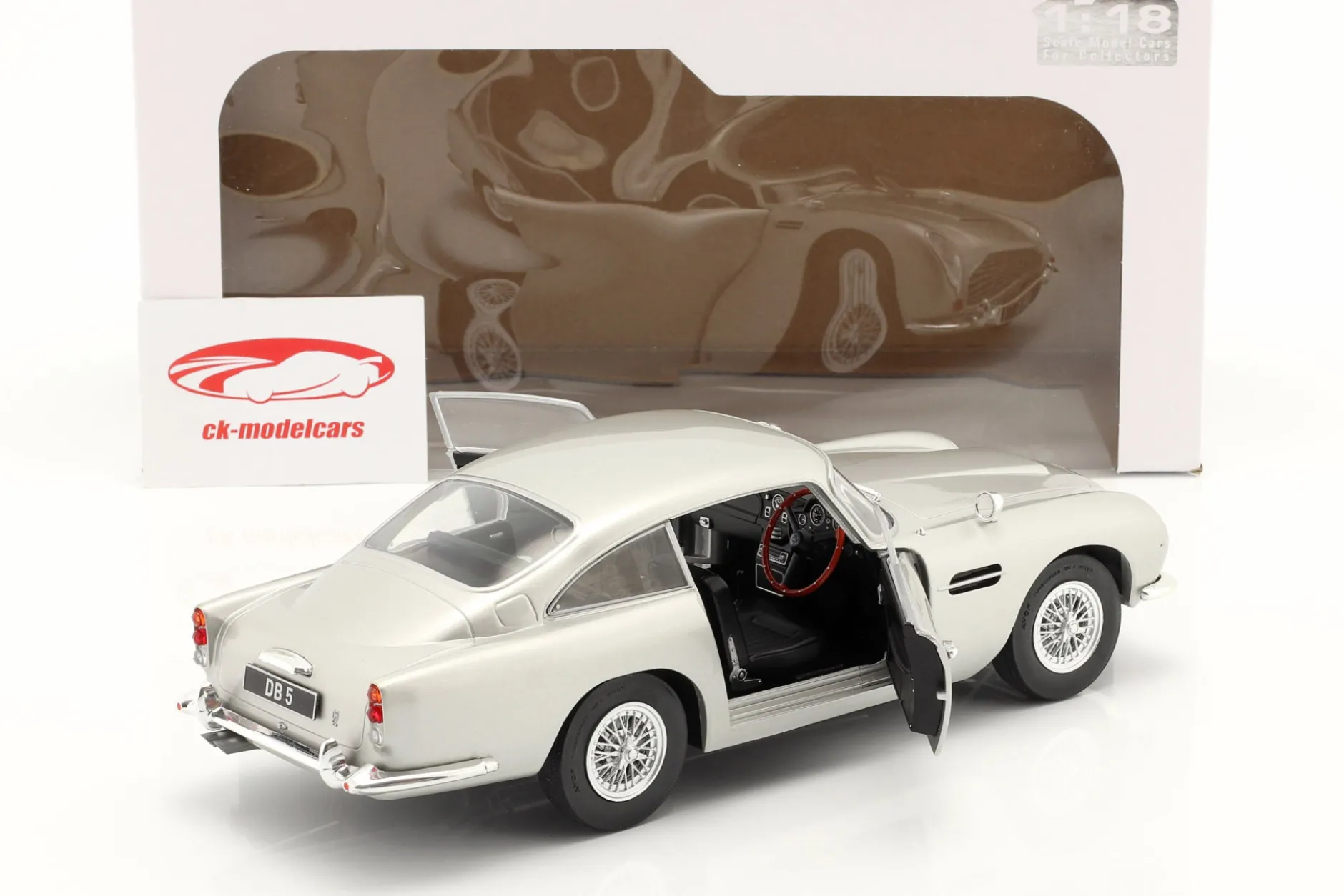 Aston Martin DB5 RHD Baujahr 1964 silbergrau metallic 1:18 Solido
