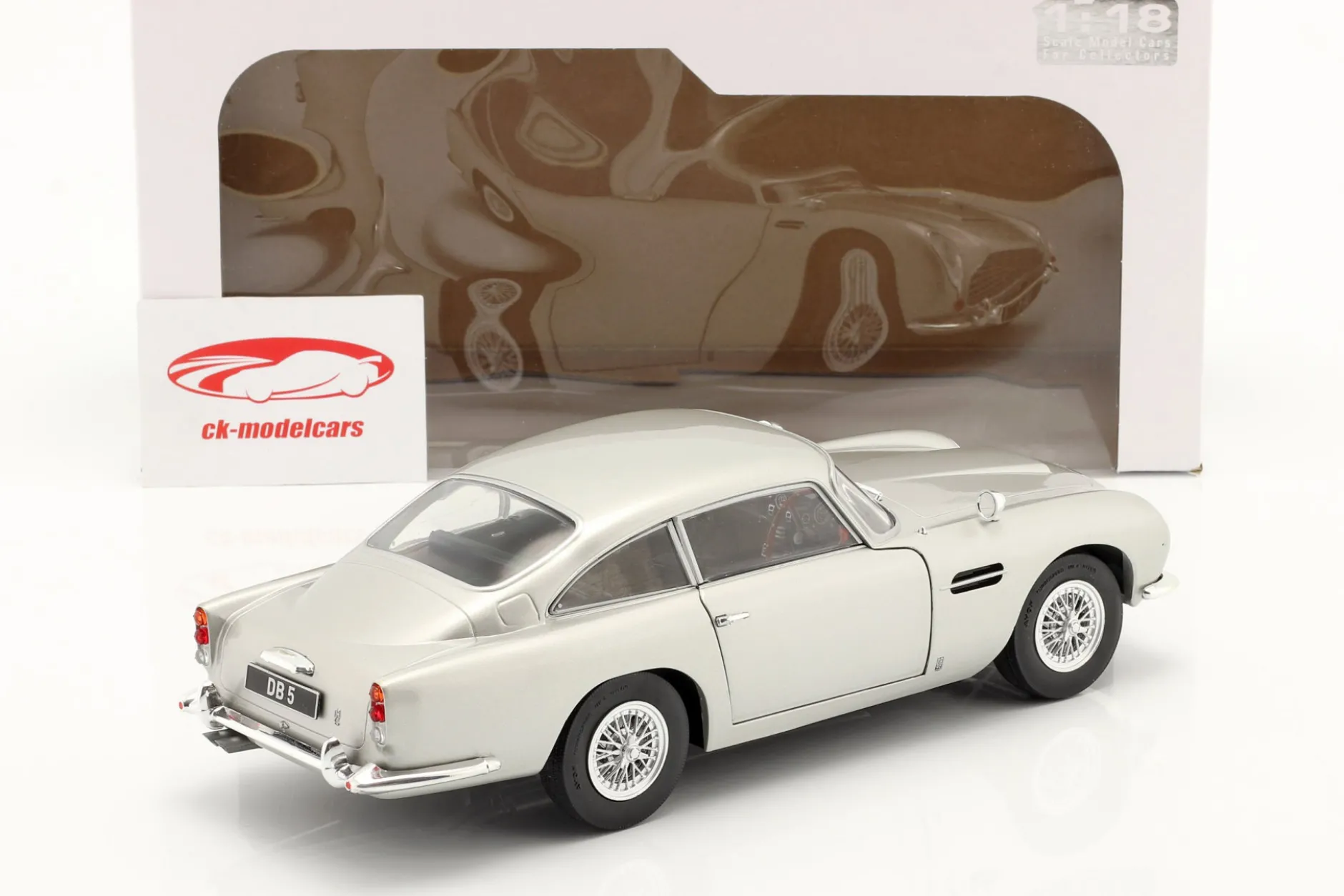Aston Martin DB5 RHD Baujahr 1964 silbergrau metallic 1:18 Solido