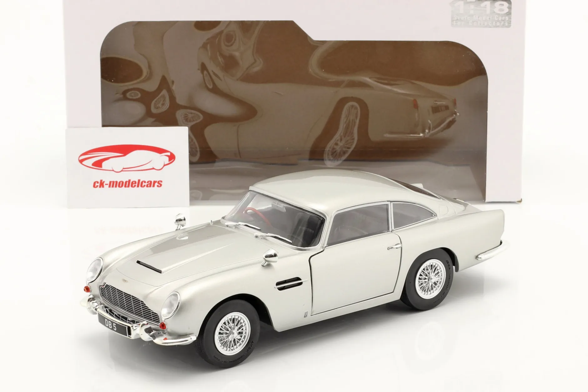 Aston Martin DB5 RHD Baujahr 1964 silbergrau metallic 1:18 Solido