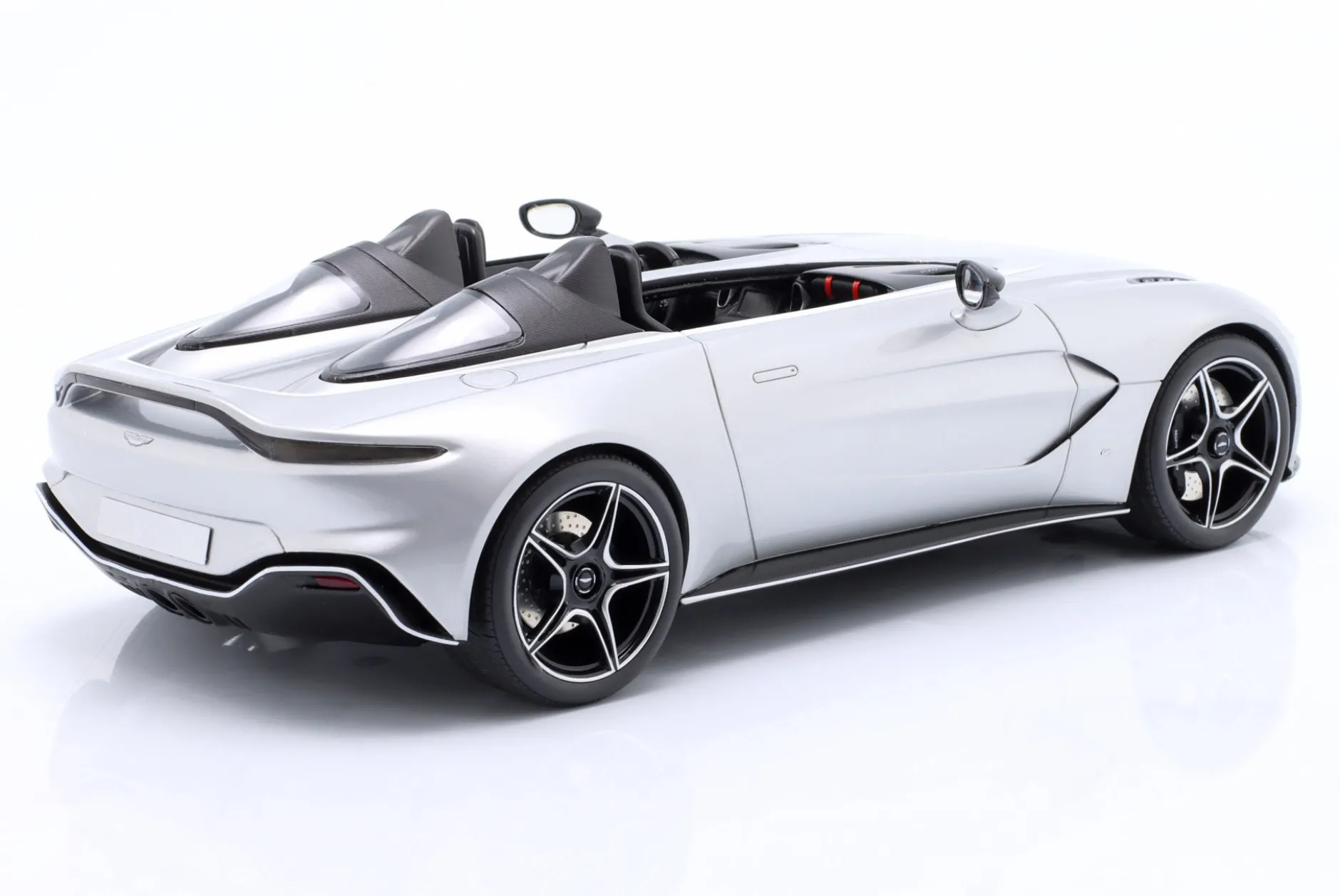 Aston Martin V12 Speedster Baujahr 2020 skyfall silber 1:18 GT-Spirit