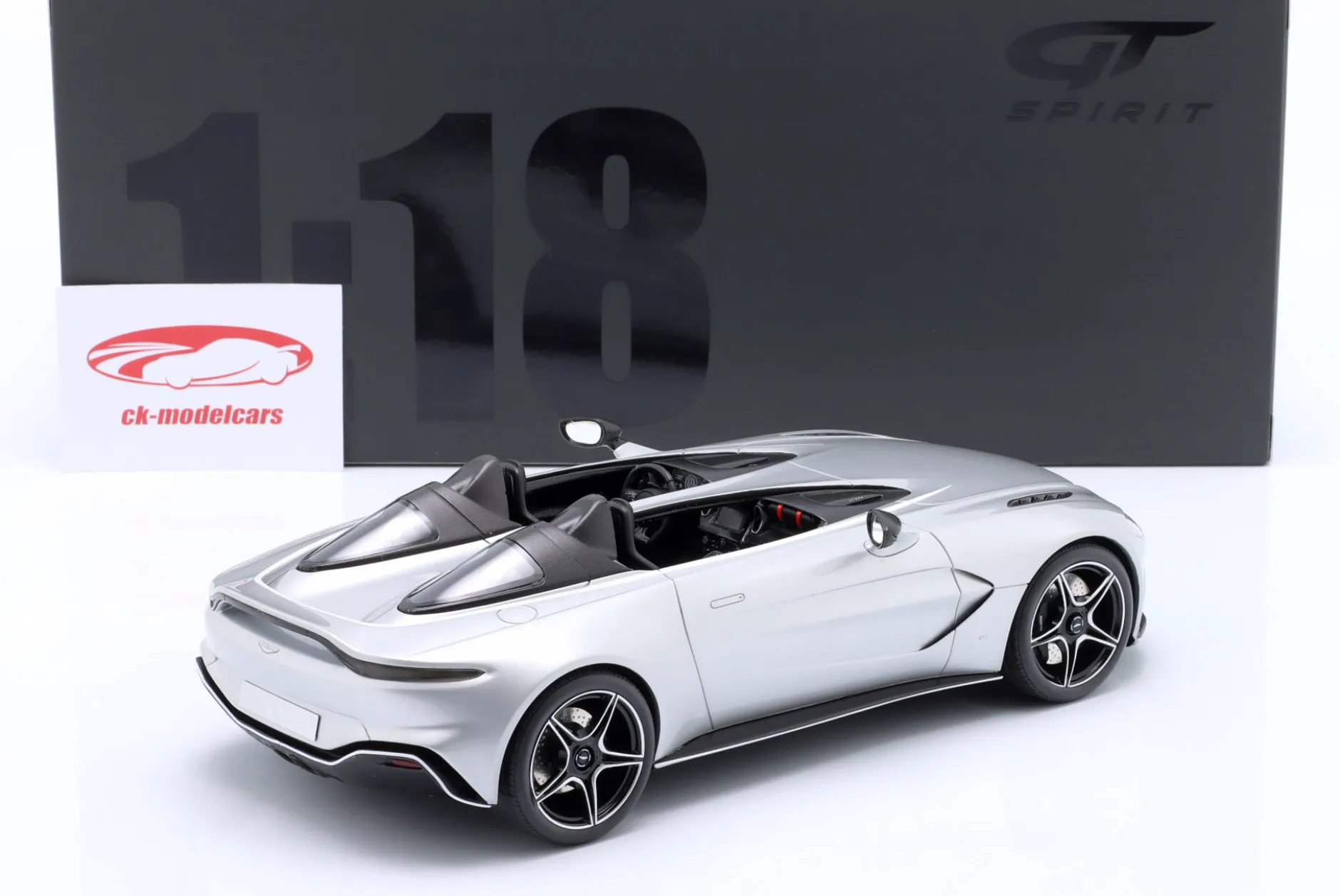 Aston Martin V12 Speedster Baujahr 2020 skyfall silber 1:18 GT-Spirit