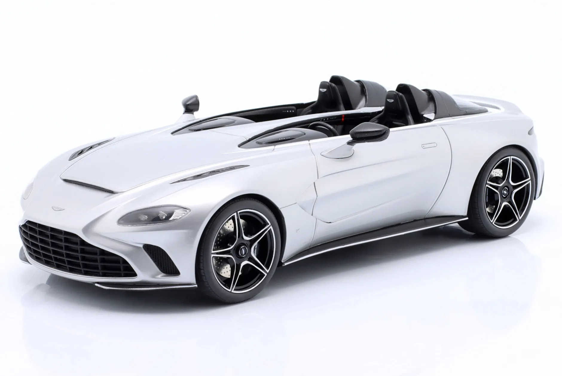 Aston Martin V12 Speedster Baujahr 2020 skyfall silber 1:18 GT-Spirit