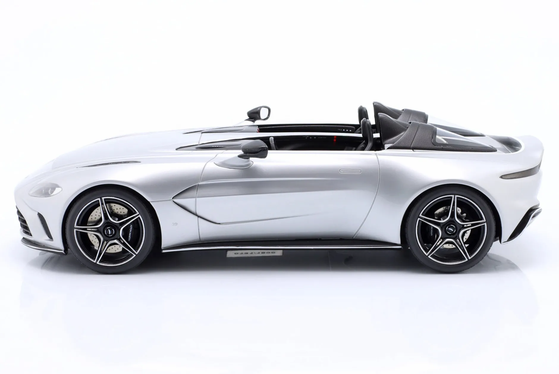 Aston Martin V12 Speedster Baujahr 2020 skyfall silber 1:18 GT-Spirit