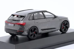Audi Q8 e-tron Baujahr 2023 chronosgrau 1:43 Spark
