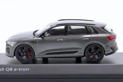 Audi Q8 e-tron Baujahr 2023 chronosgrau 1:43 Spark