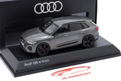 Audi Q8 e-tron Baujahr 2023 chronosgrau 1:43 Spark