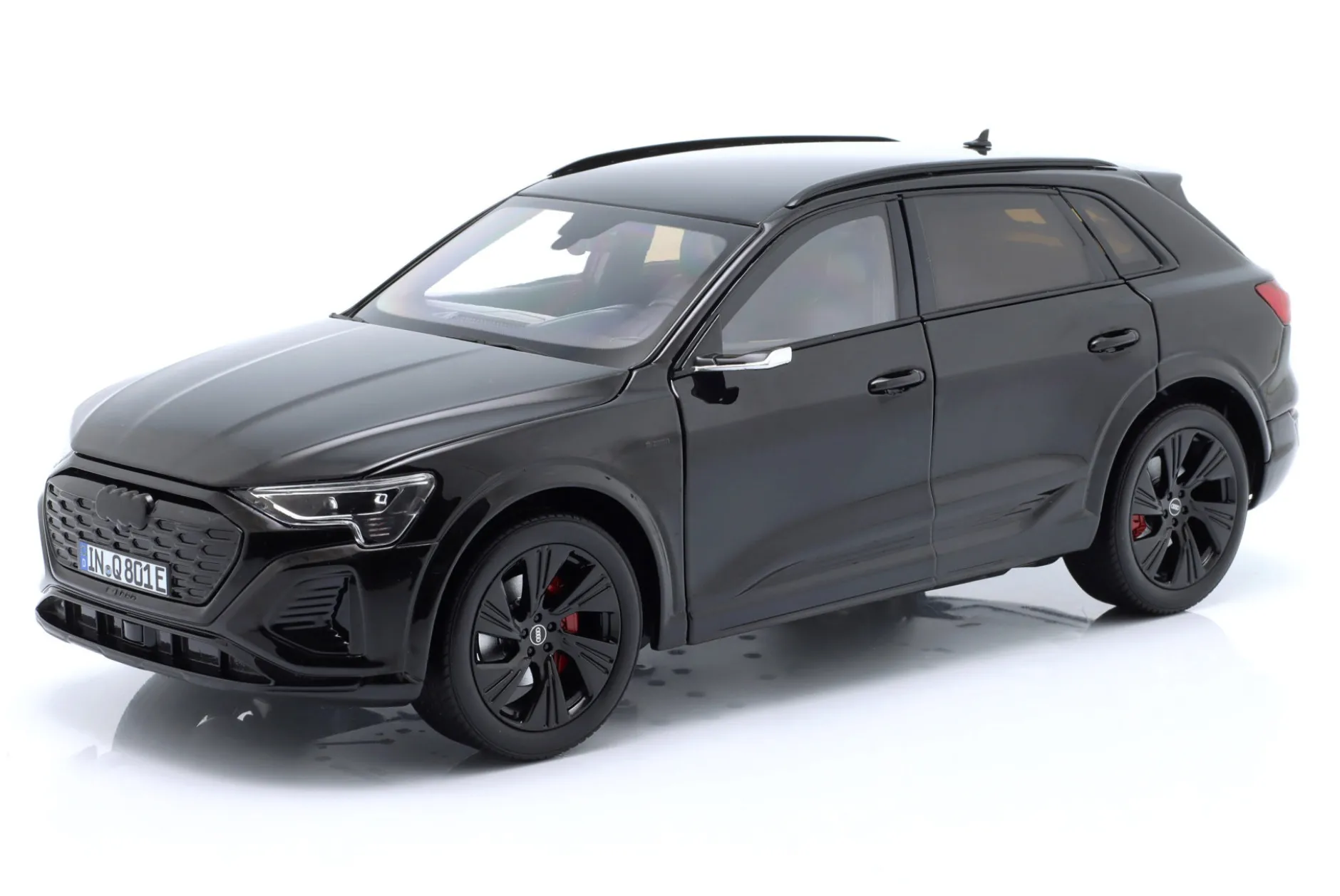 Audi Q8 e-tron Baujahr 2023 mythosschwarz 1:18 Norev