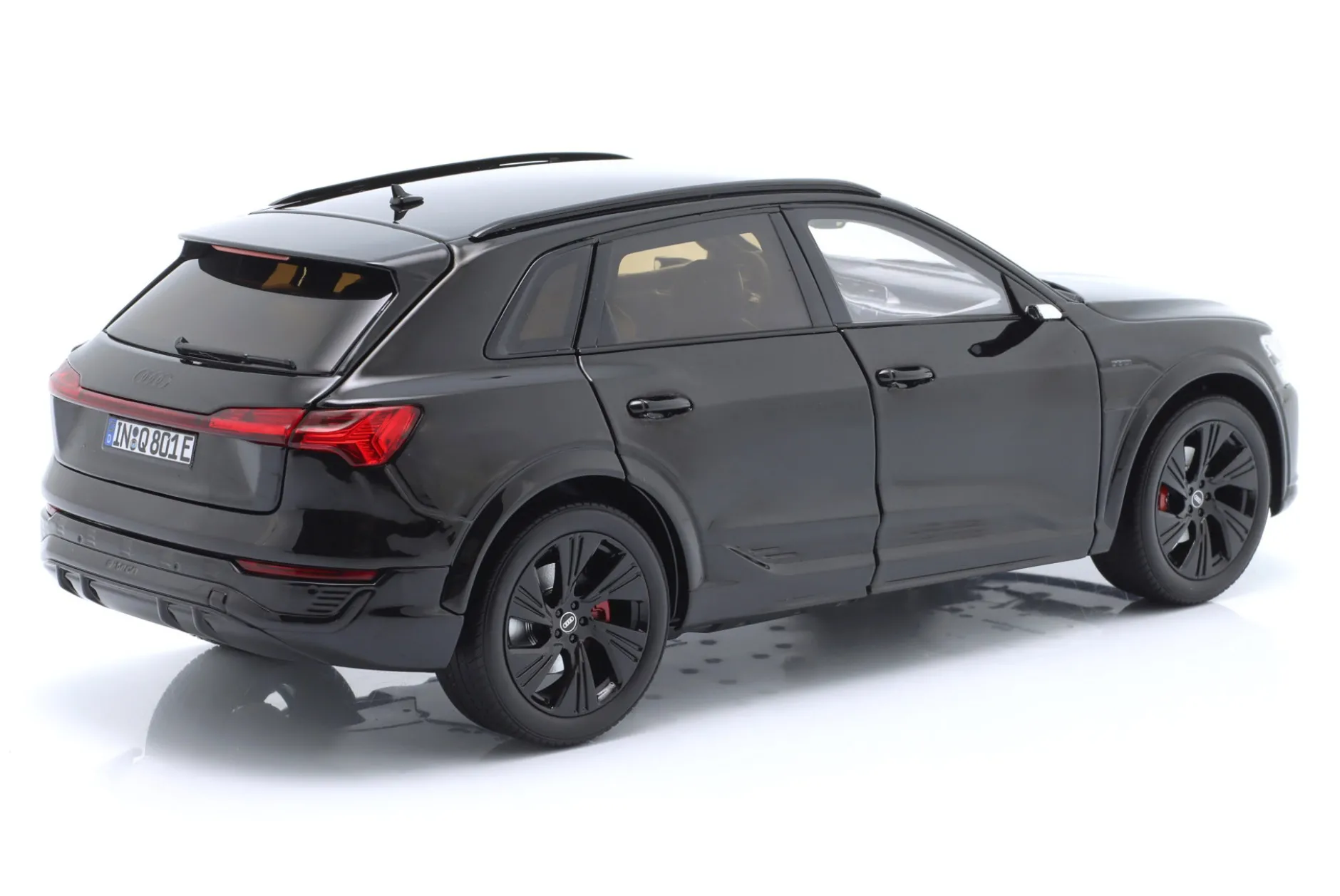 Audi Q8 e-tron Baujahr 2023 mythosschwarz 1:18 Norev
