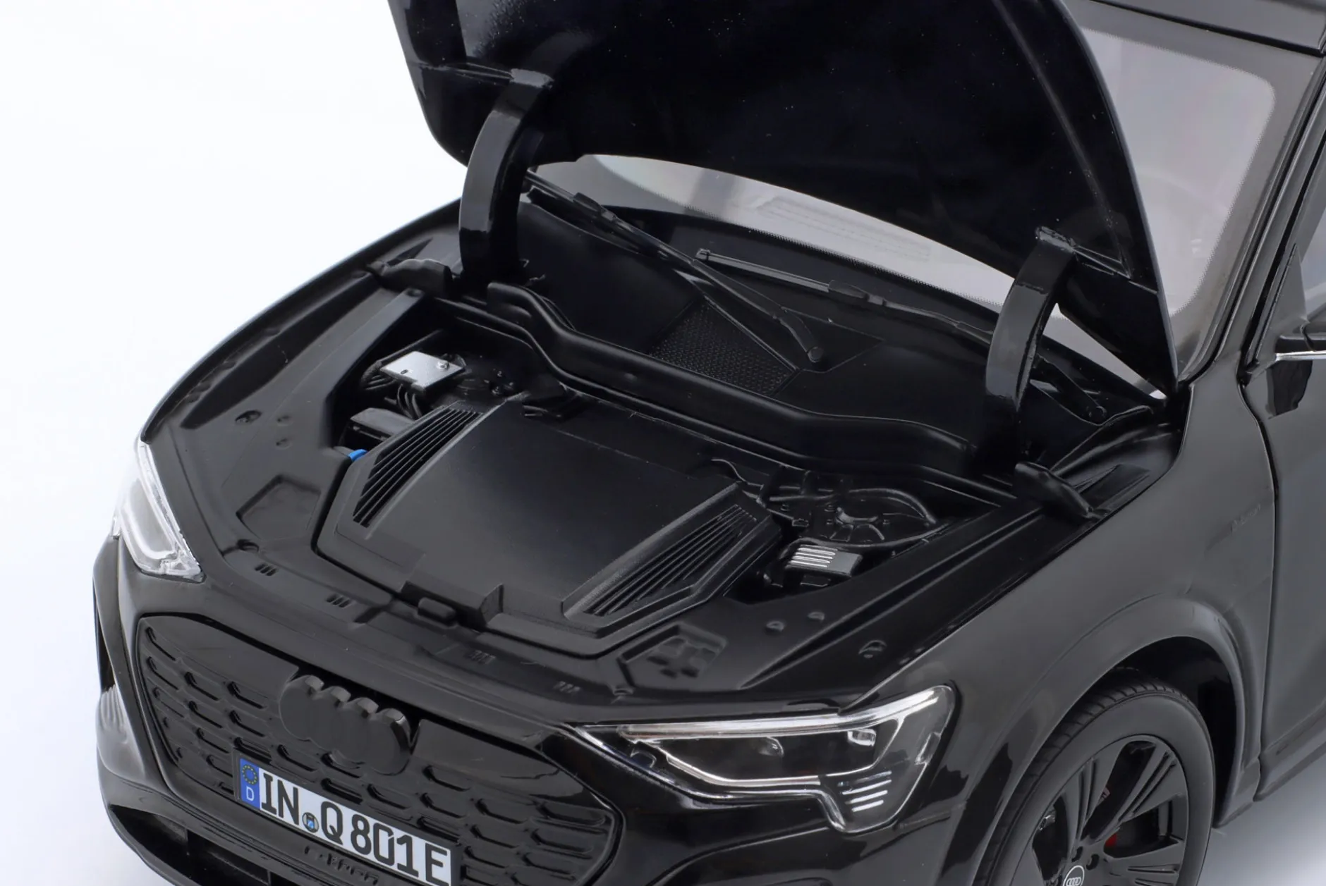 Audi Q8 e-tron Baujahr 2023 mythosschwarz 1:18 Norev