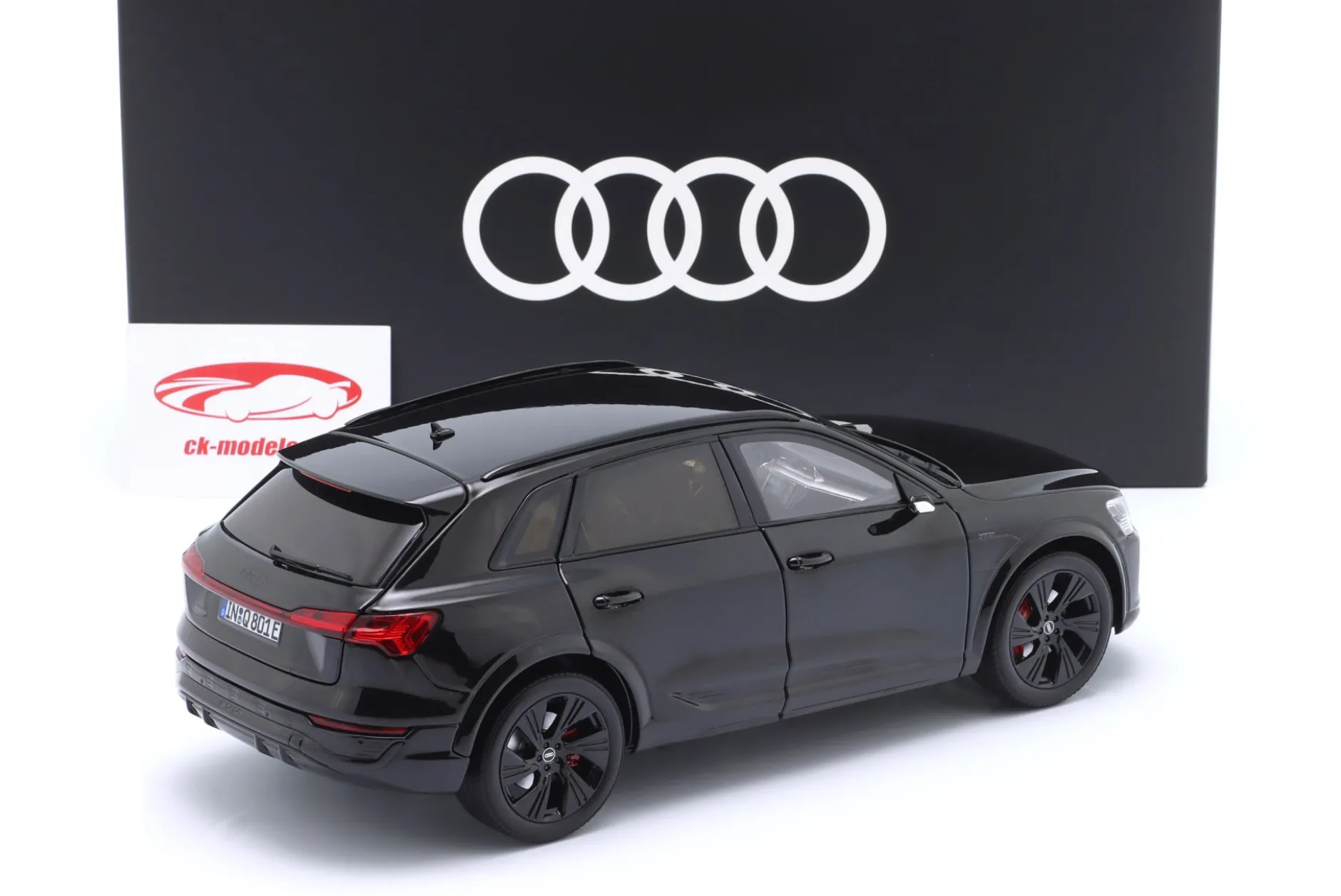 Audi Q8 e-tron Baujahr 2023 mythosschwarz 1:18 Norev