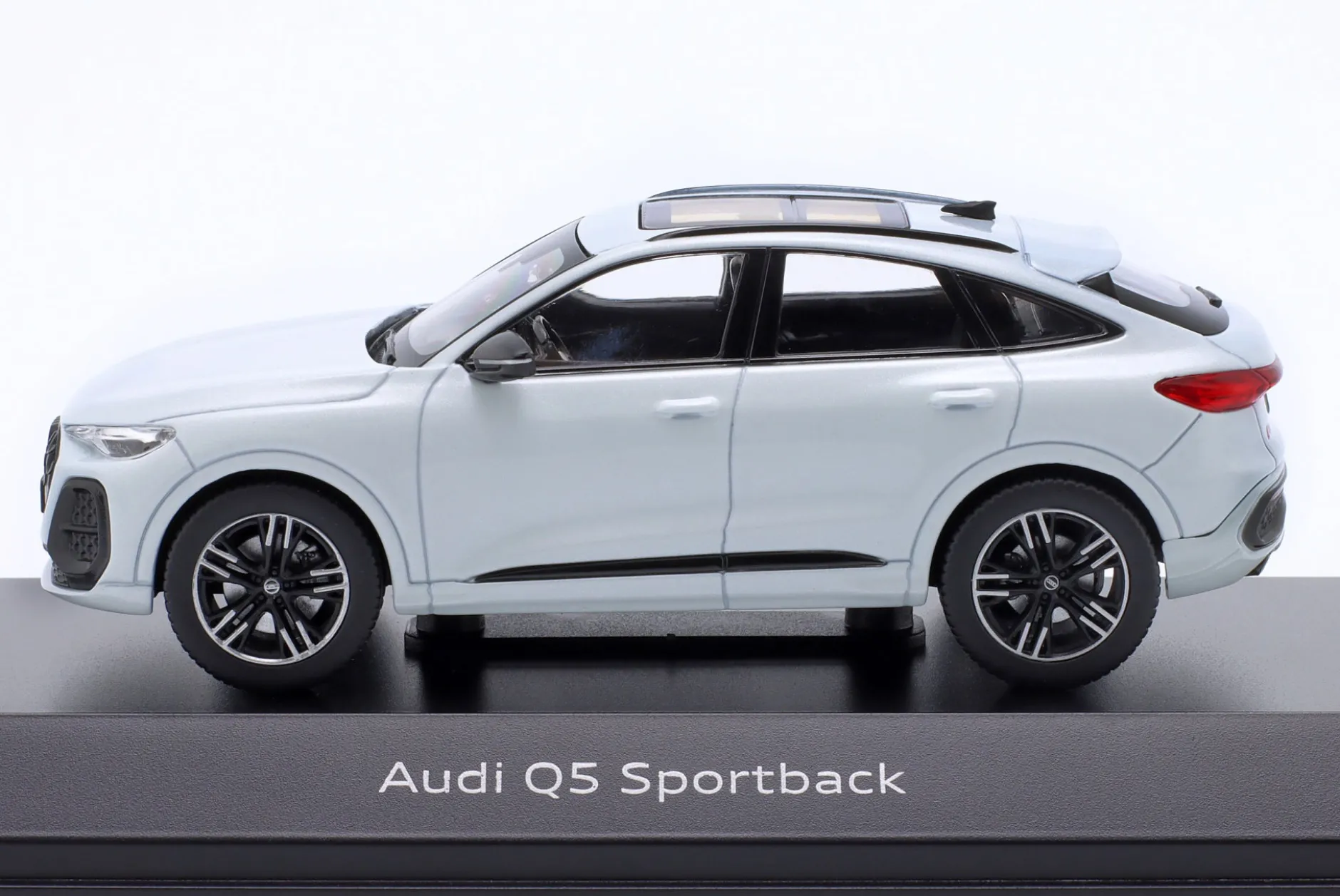 Audi Q5 Sportback gletscherweiß 1:43 Norev