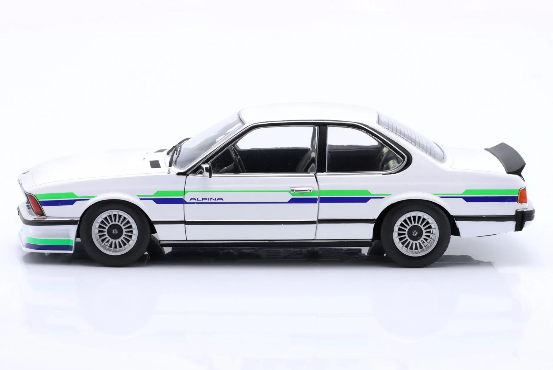 BMW Alpina B7 Turbo (E24) Baujahr 1984 weiß mit Dekor 1:18 Solido