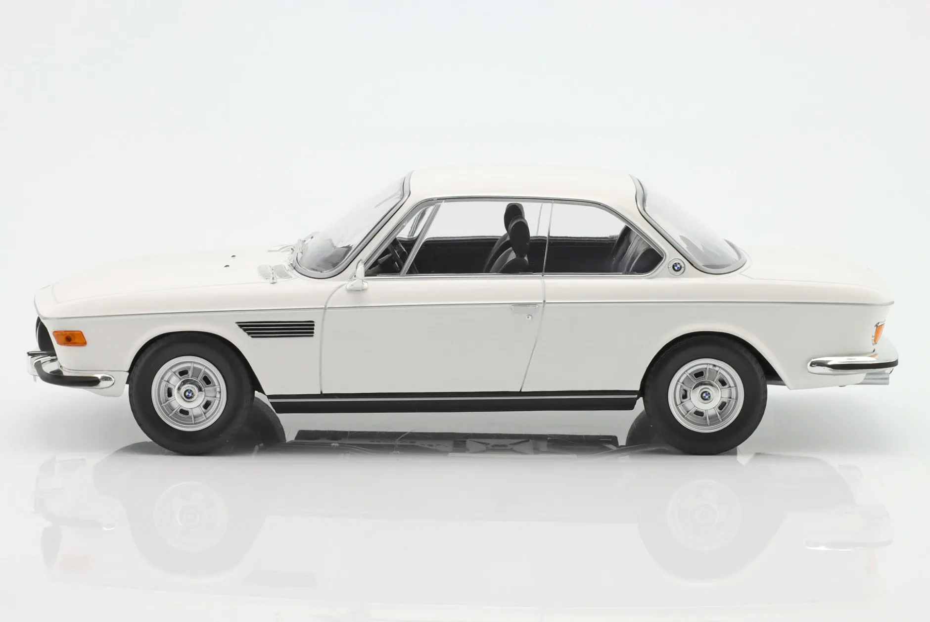BMW 2800 CS Baujahr 1968 weiß 1:18 Minichamps