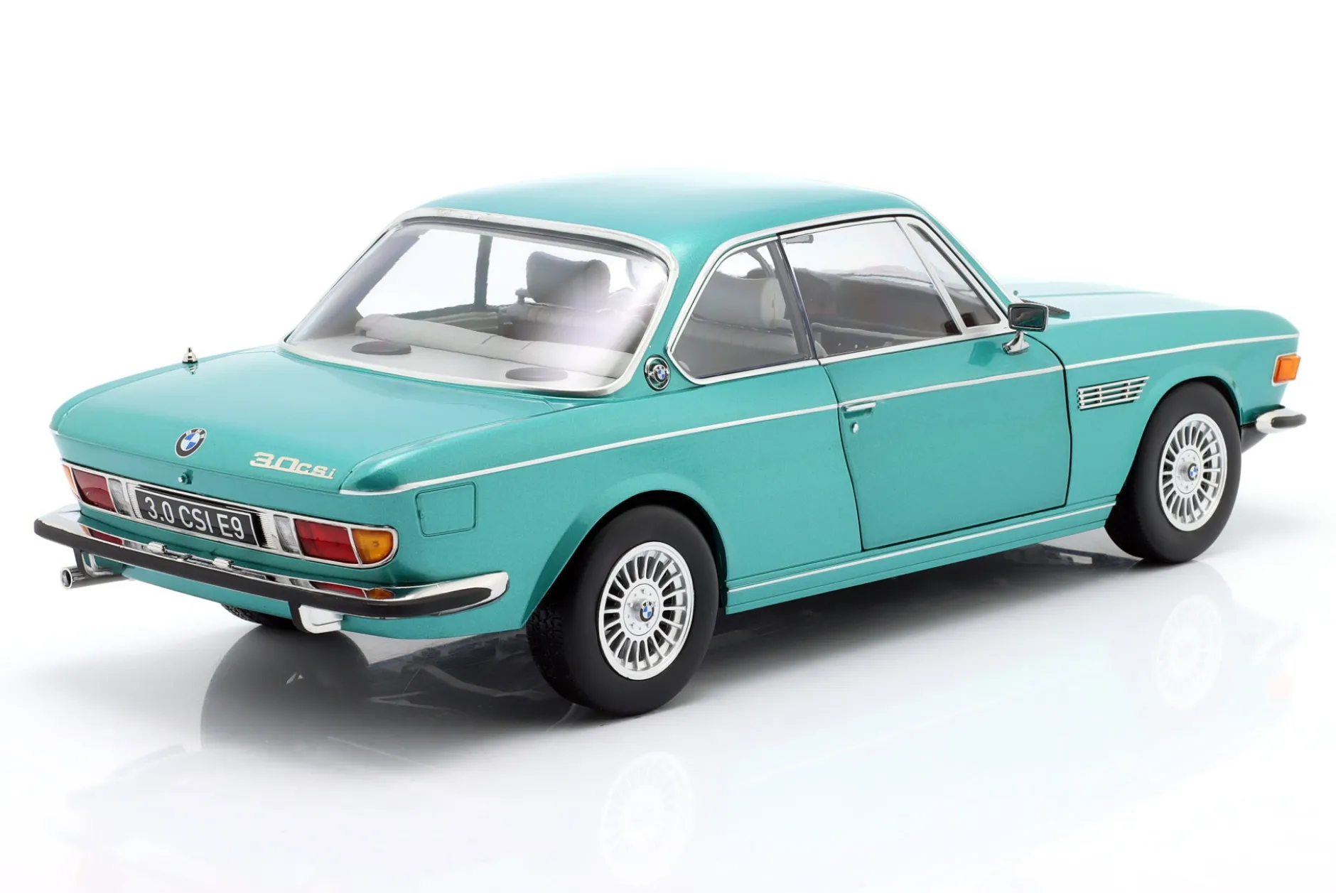 BMW 3.0 CSi (E9) mit Alpina-Felgen Baujahr 1971 türkis metallic 1:12 KK-Scale