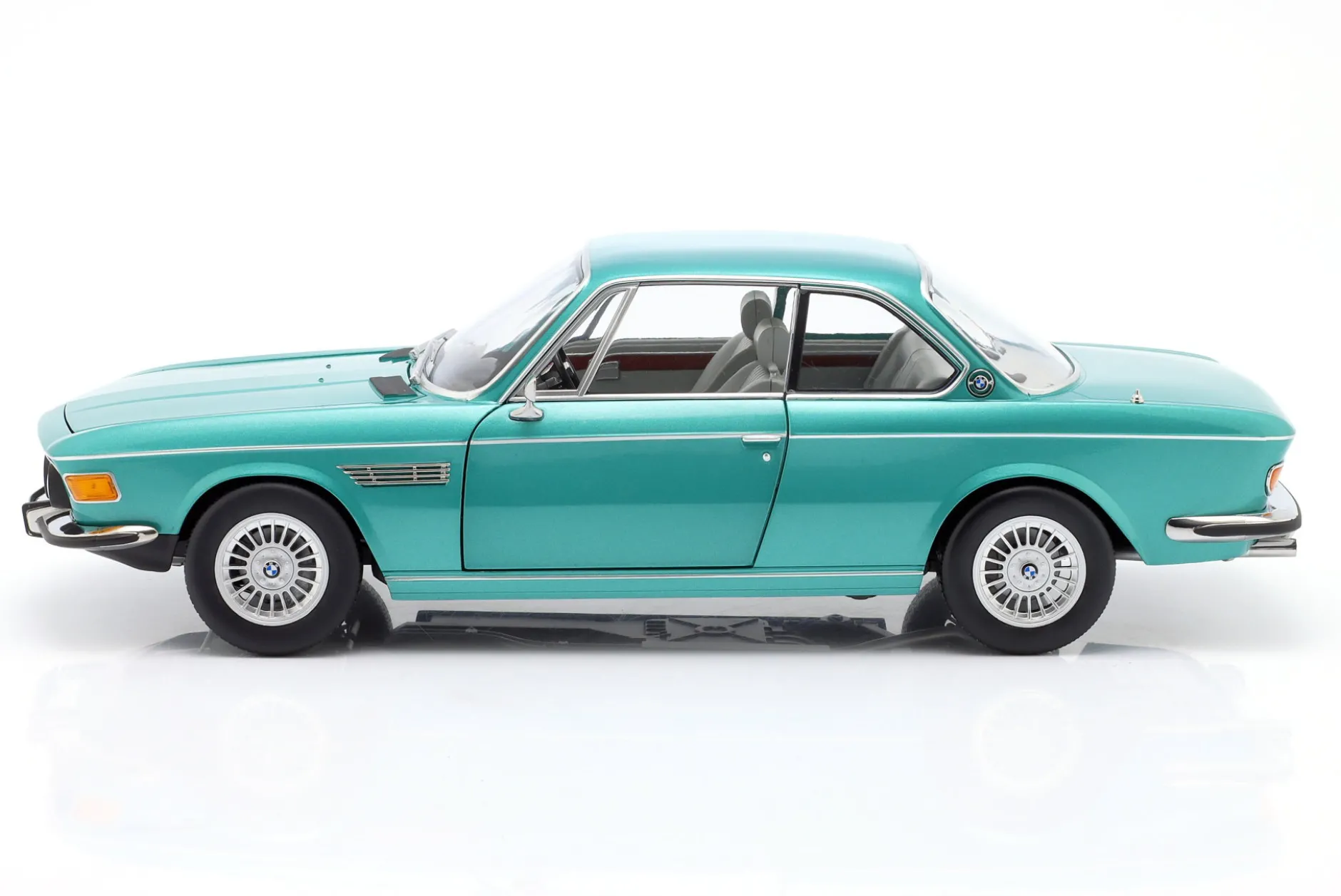 BMW 3.0 CSi (E9) mit Alpina-Felgen Baujahr 1971 türkis metallic 1:12 KK-Scale