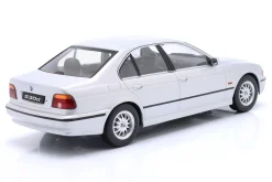 BMW 530d (E39) Limousine Baujahr 1995 silber 1:18 KK-Scale
