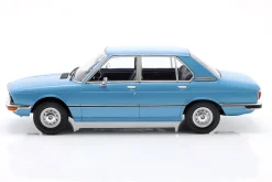 BMW 5er Serie (E12) Baujahr 1973 hellblau metallic 1:18 ModelCar Group