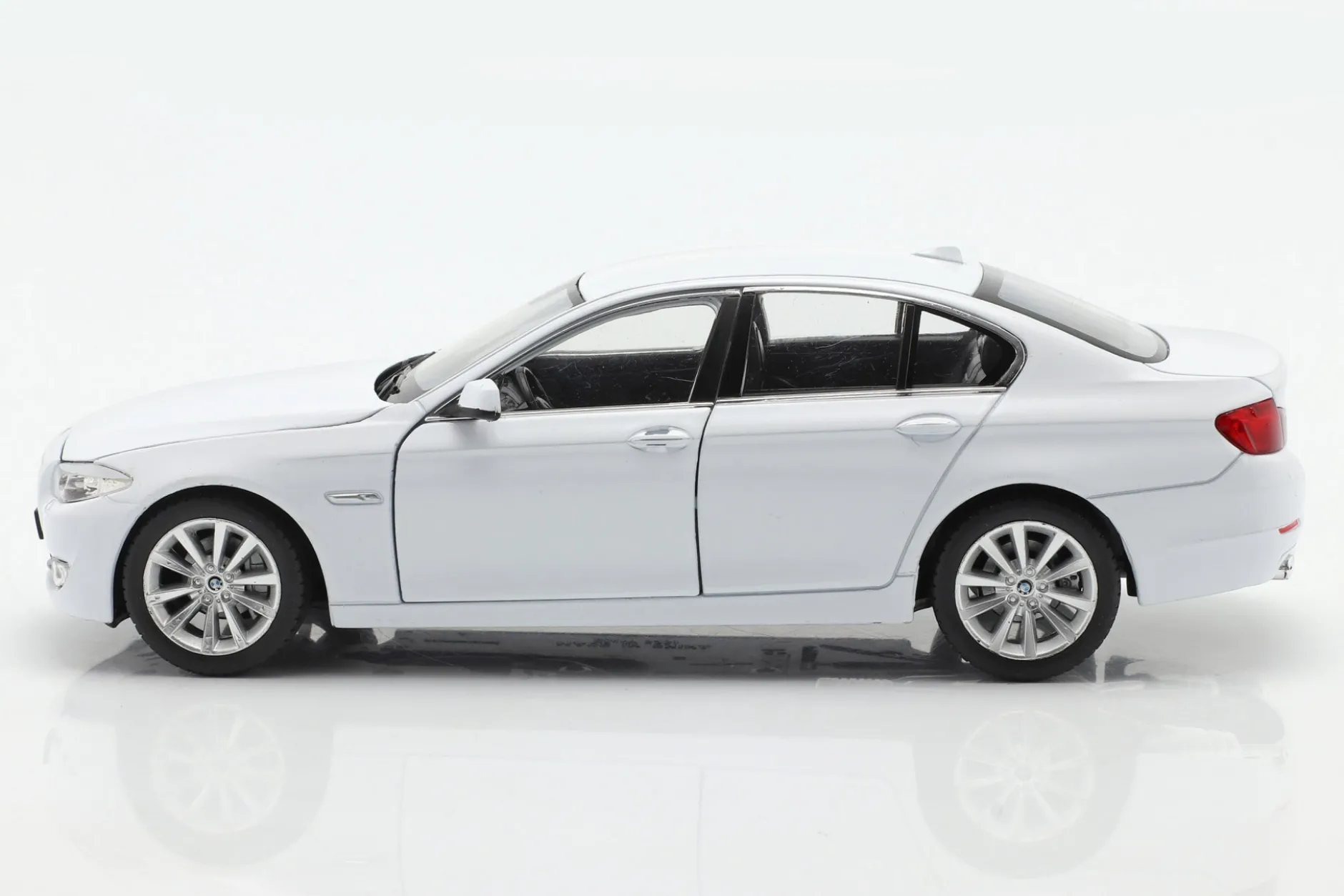 BMW 535i Baujahr 2010 weiß 1:24 Welly