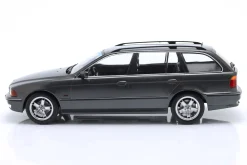 BMW 540i (E39) Touring Baujahr 1997 grau metallic 1:18 KK-Scale