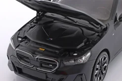 BMW i5 (G60) Baujahr 2023 mattgrau 1:18 Minichamps