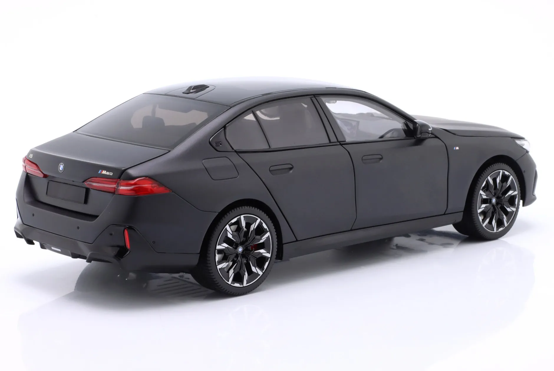 BMW i5 (G60) Baujahr 2023 mattgrau 1:18 Minichamps