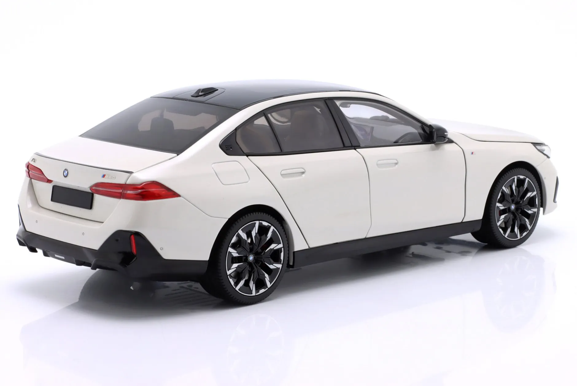 BMW i5 (G60) Baujahr 2023 weiß metallic 1:18 Minichamps