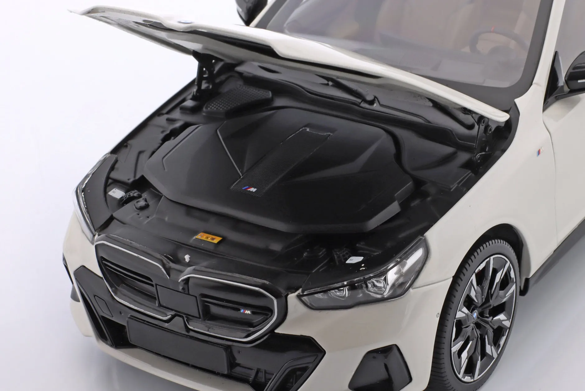 BMW i5 (G60) Baujahr 2023 weiß metallic 1:18 Minichamps