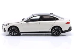 BMW i5 (G60) Baujahr 2023 weiß metallic 1:18 Minichamps