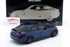 BMW i4 M50 Baujahr 2022 blau metallic 1:18 Minichamps