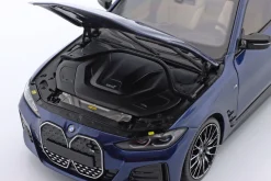 BMW i4 M50 Baujahr 2022 blau metallic 1:18 Minichamps