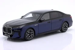 BMW i7 M70 (G70) Baujahr 2024 blau metallic / schwarz metallic 1:18 Minichamps