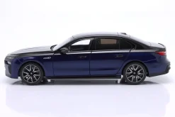 BMW i7 M70 (G70) Baujahr 2024 blau metallic / schwarz metallic 1:18 Minichamps