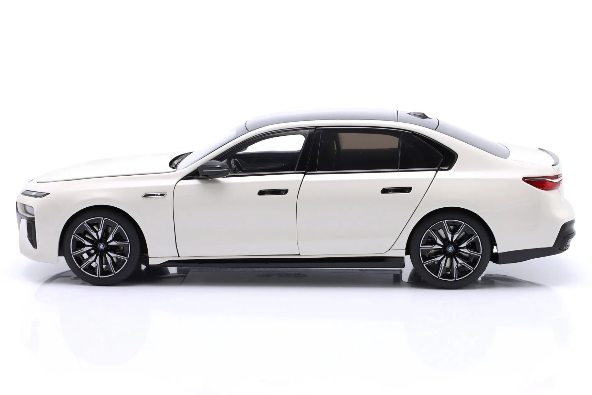 BMW i7 M70 (G70) Baujahr 2024 weiß metallic 1:18 Minichamps