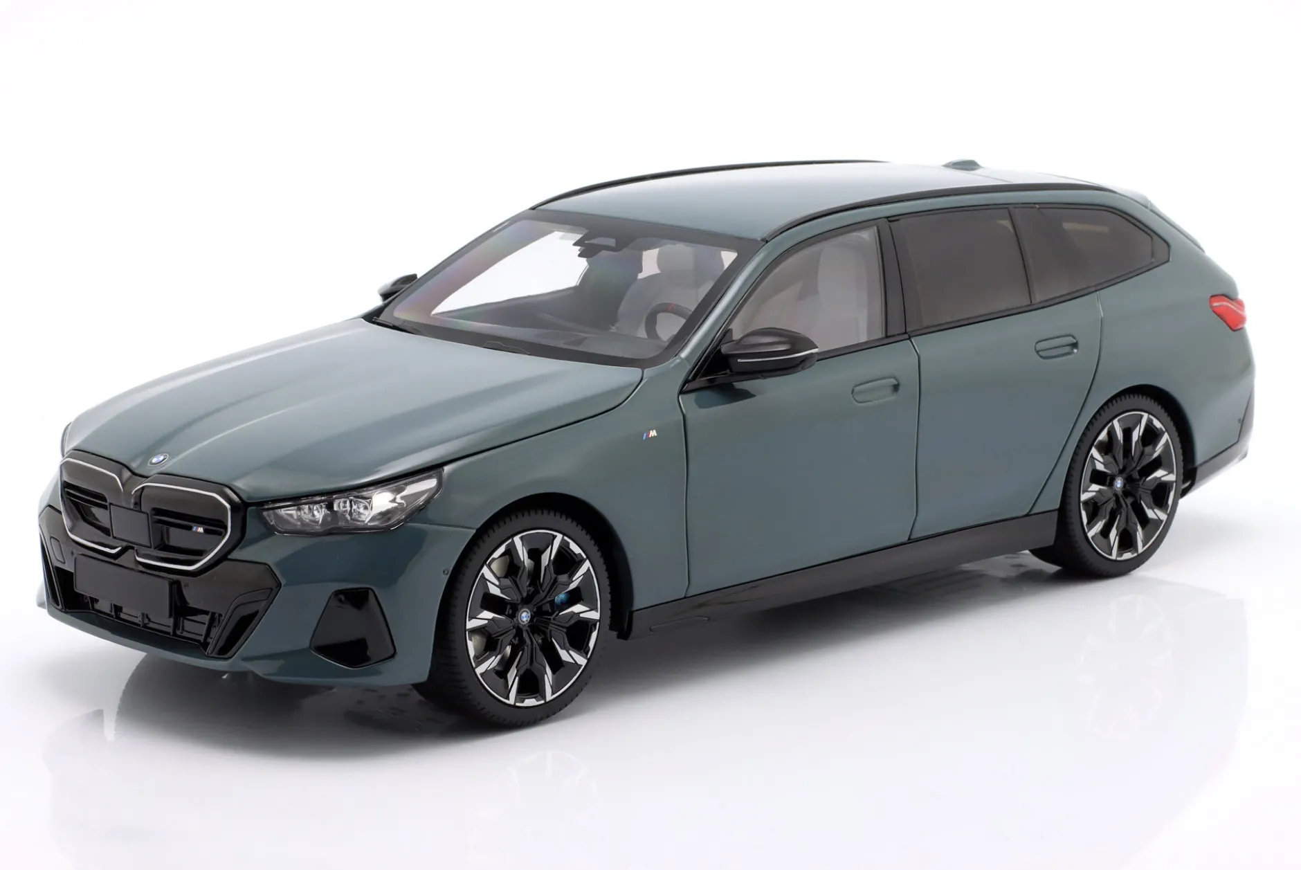 BMW i5 M60 Touring Baujahr 2024 grün metallic 1:18 Minichamps