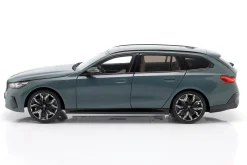 BMW i5 M60 Touring Baujahr 2024 grün metallic 1:18 Minichamps