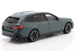 BMW i5 M60 Touring Baujahr 2024 grün metallic 1:18 Minichamps