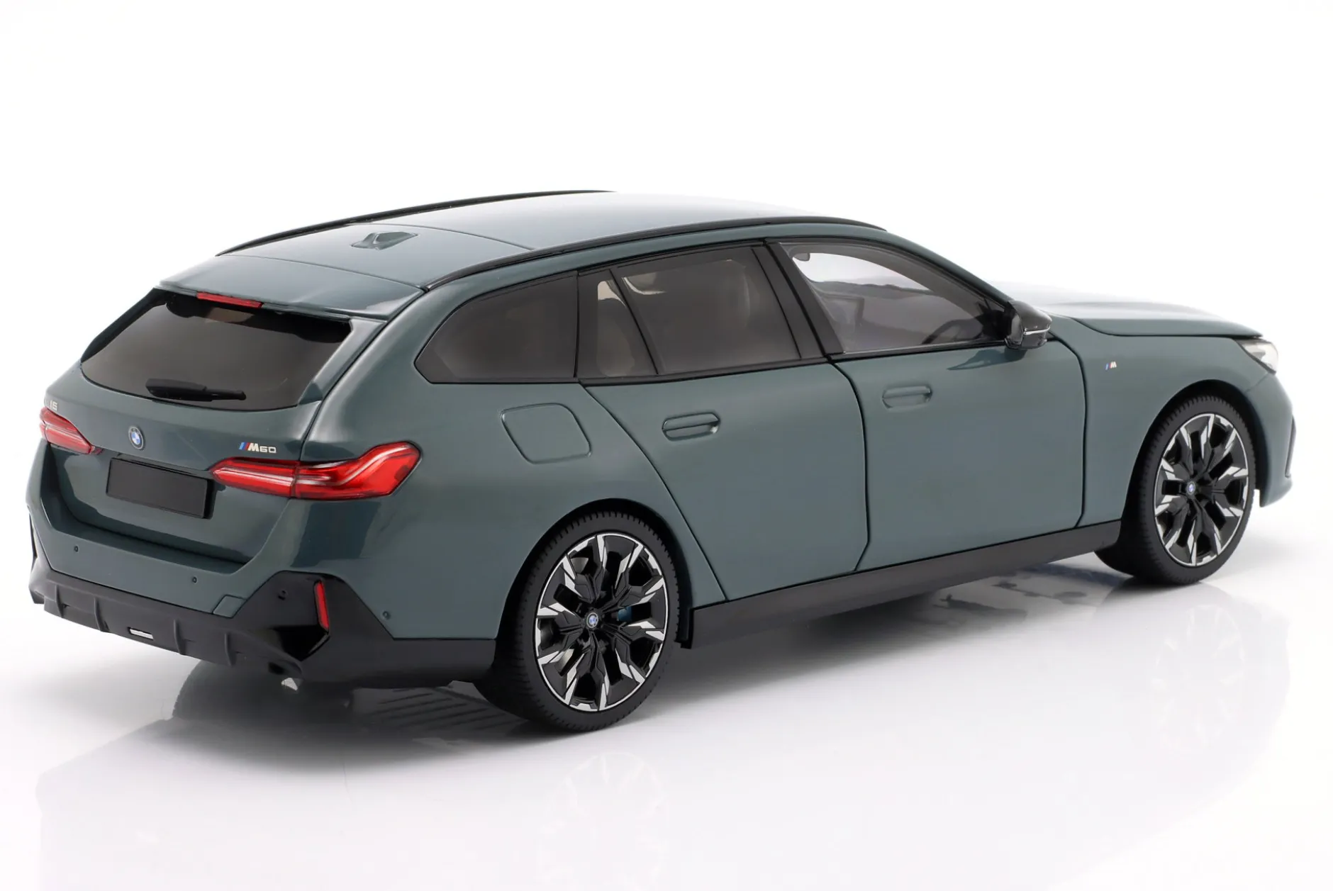BMW i5 M60 Touring Baujahr 2024 grün metallic 1:18 Minichamps