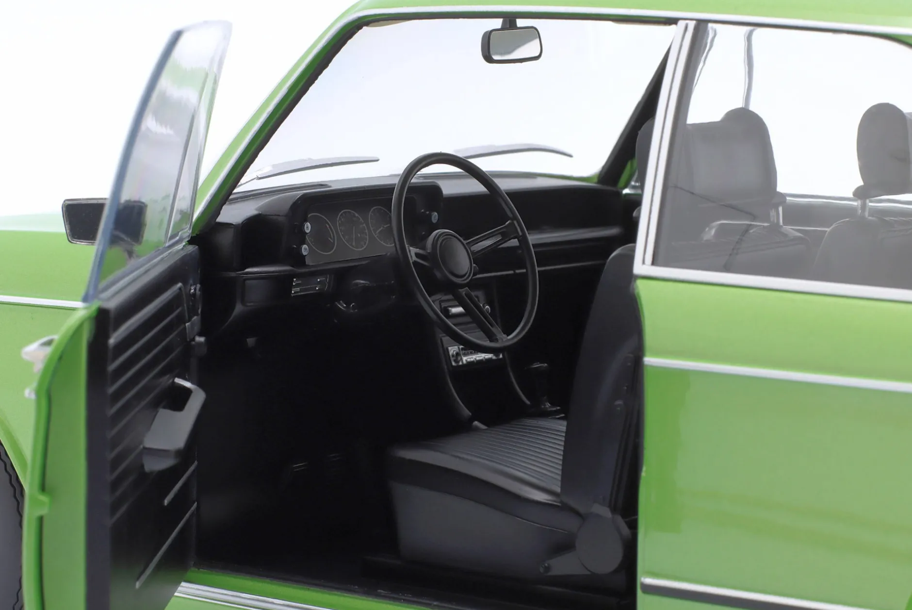 BMW L2002 tii 2.Serie Baujahr 1974 grün metallic 1:12 KK-Scale