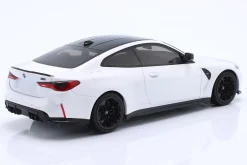 BMW M4 Coupe (G82) Baujahr 2020 weiß / schwarz 1:18 Minichamps