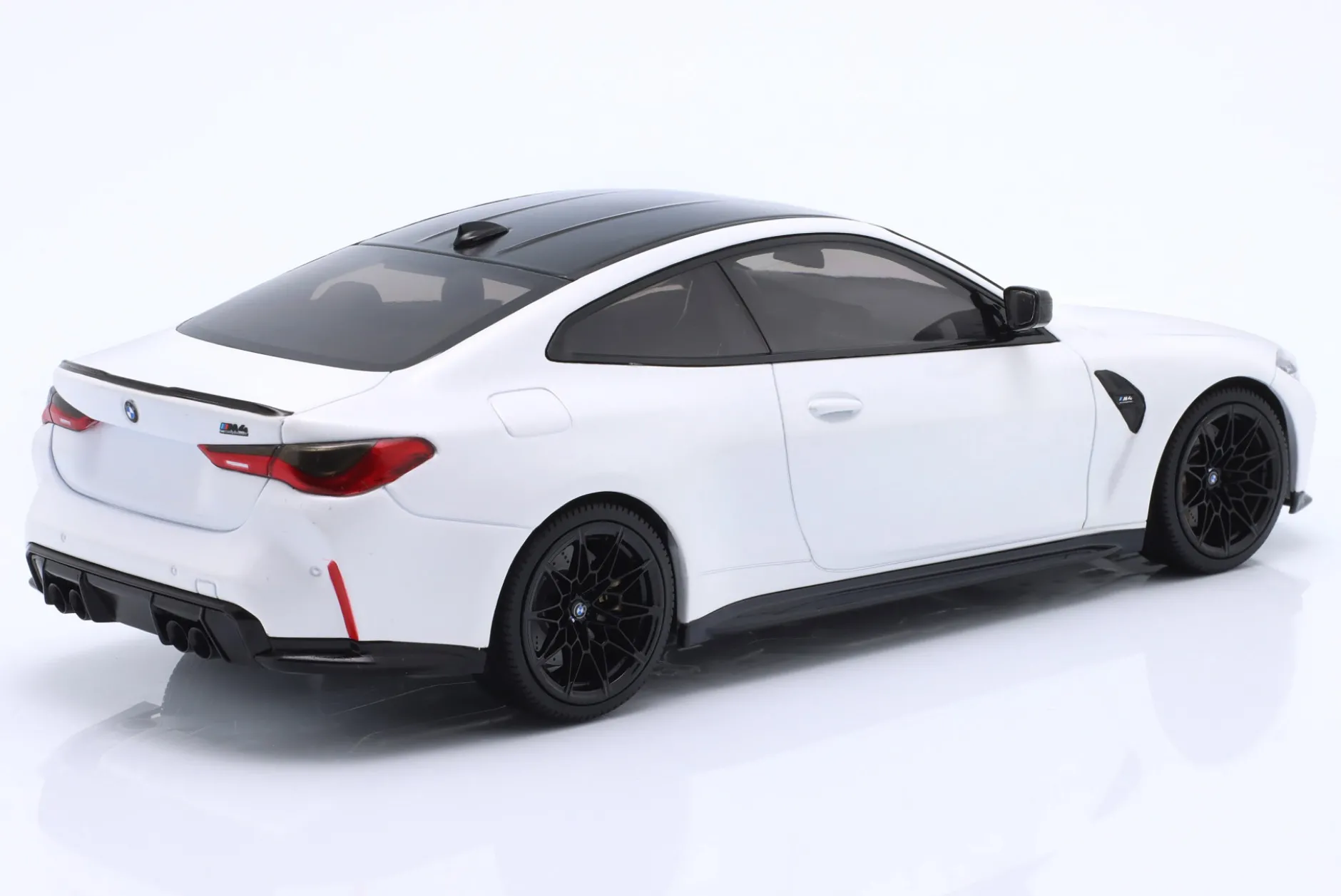 BMW M4 Coupe (G82) Baujahr 2020 weiß / schwarz 1:18 Minichamps