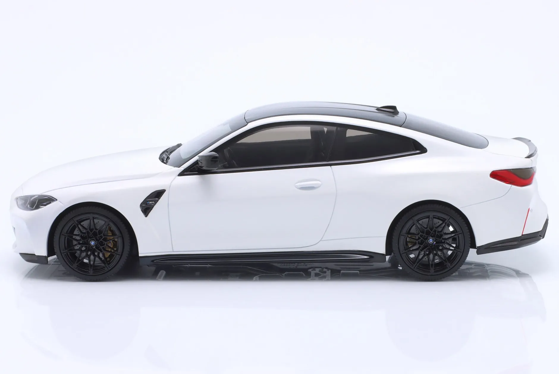 BMW M4 Coupe (G82) Baujahr 2020 weiß / schwarz 1:18 Minichamps