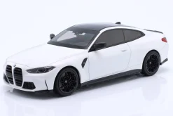 BMW M4 Coupe (G82) Baujahr 2020 weiß / schwarz 1:18 Minichamps