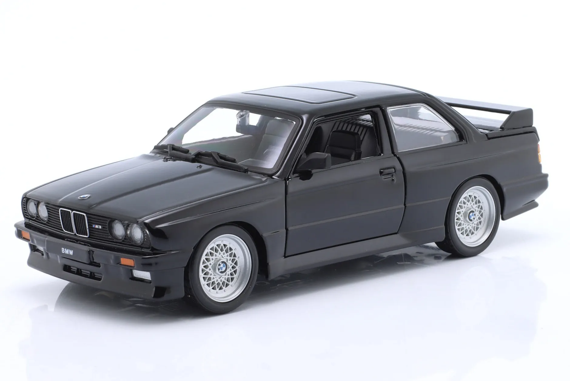 BMW M3 (E30) Baujahr 1988 schwarz 1:24 Bburago