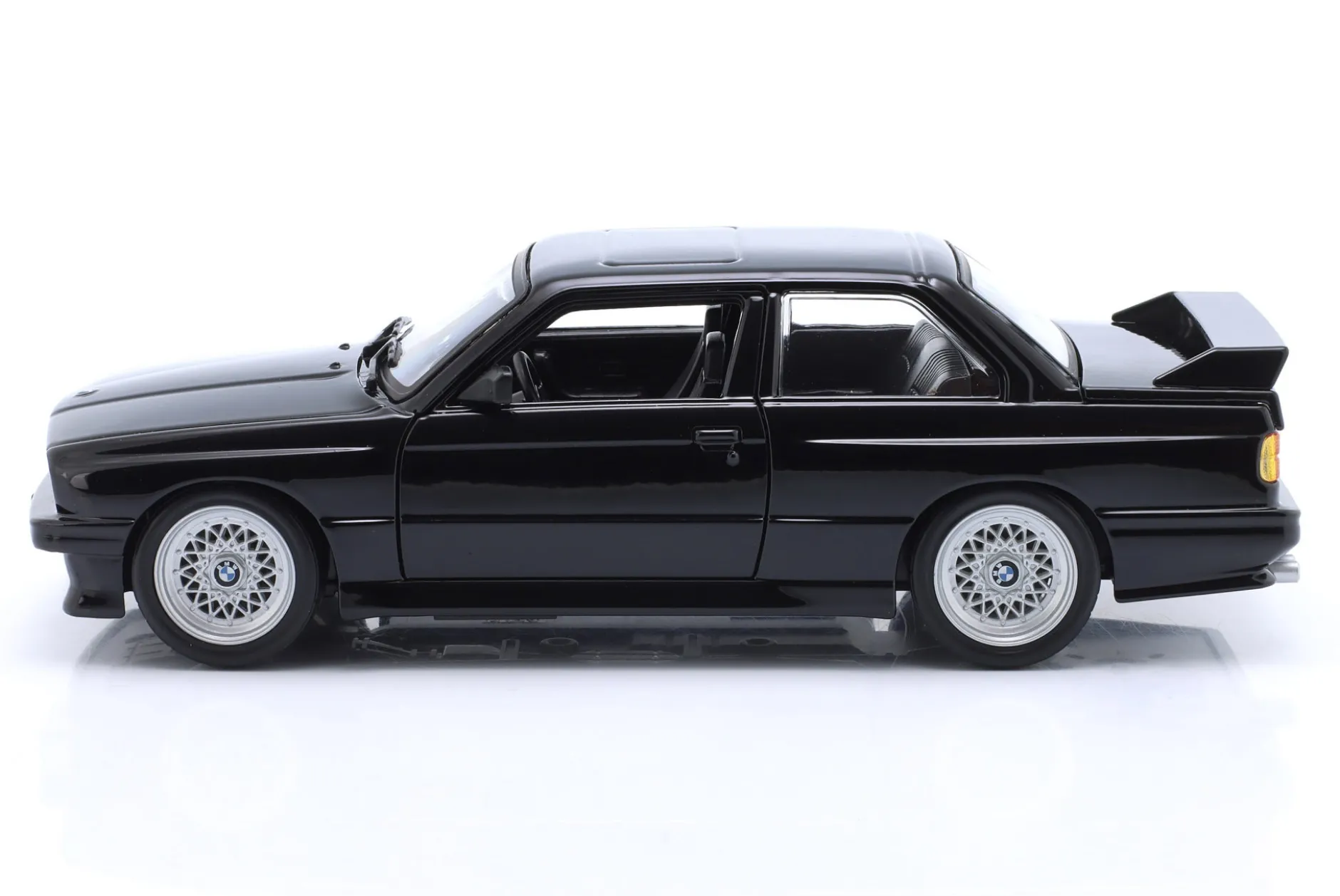 BMW M3 (E30) Baujahr 1988 schwarz 1:24 Bburago