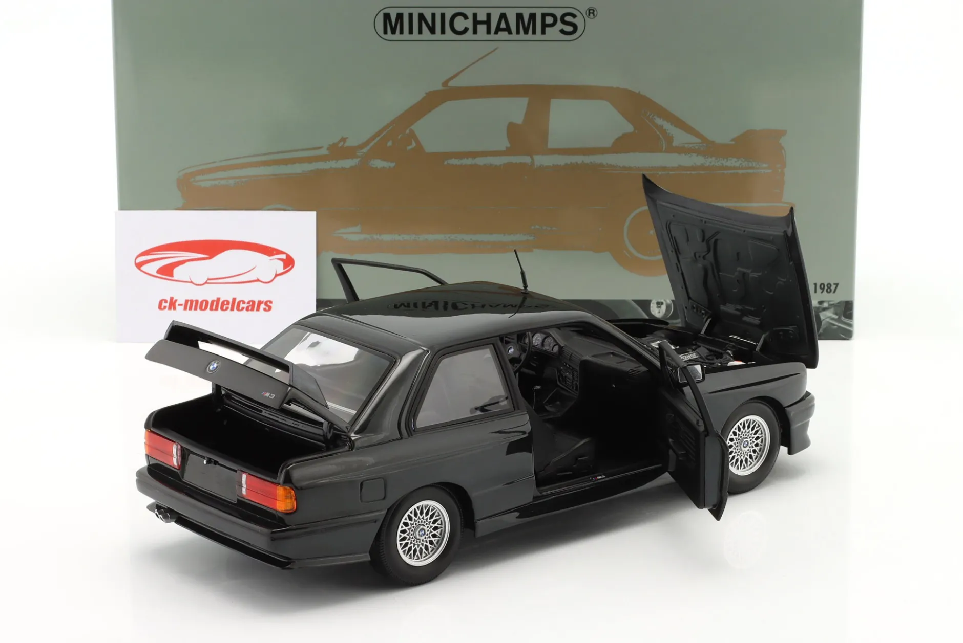 BMW M3 (E30) Baujahr 1987 schwarz metallic 1:18 Minichamps