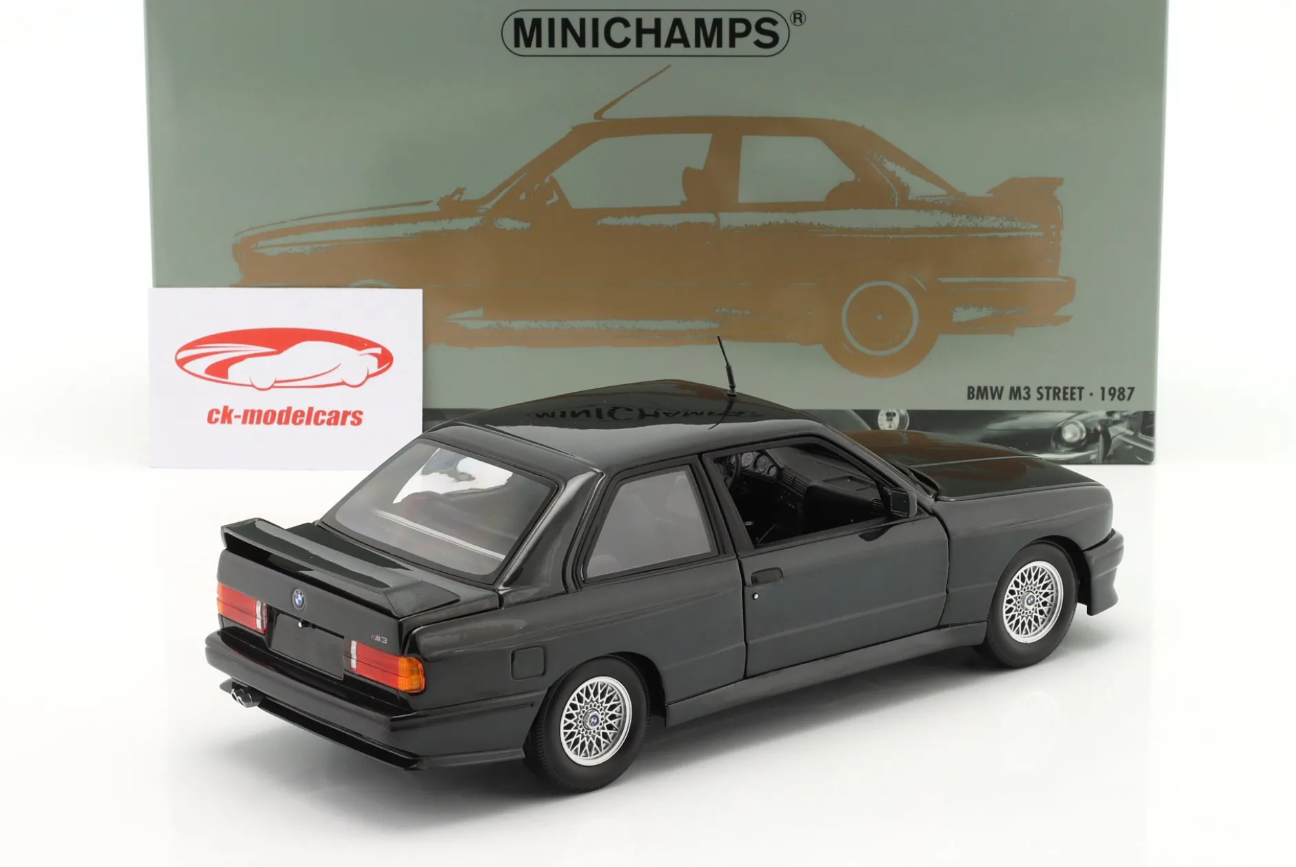 BMW M3 (E30) Baujahr 1987 schwarz metallic 1:18 Minichamps