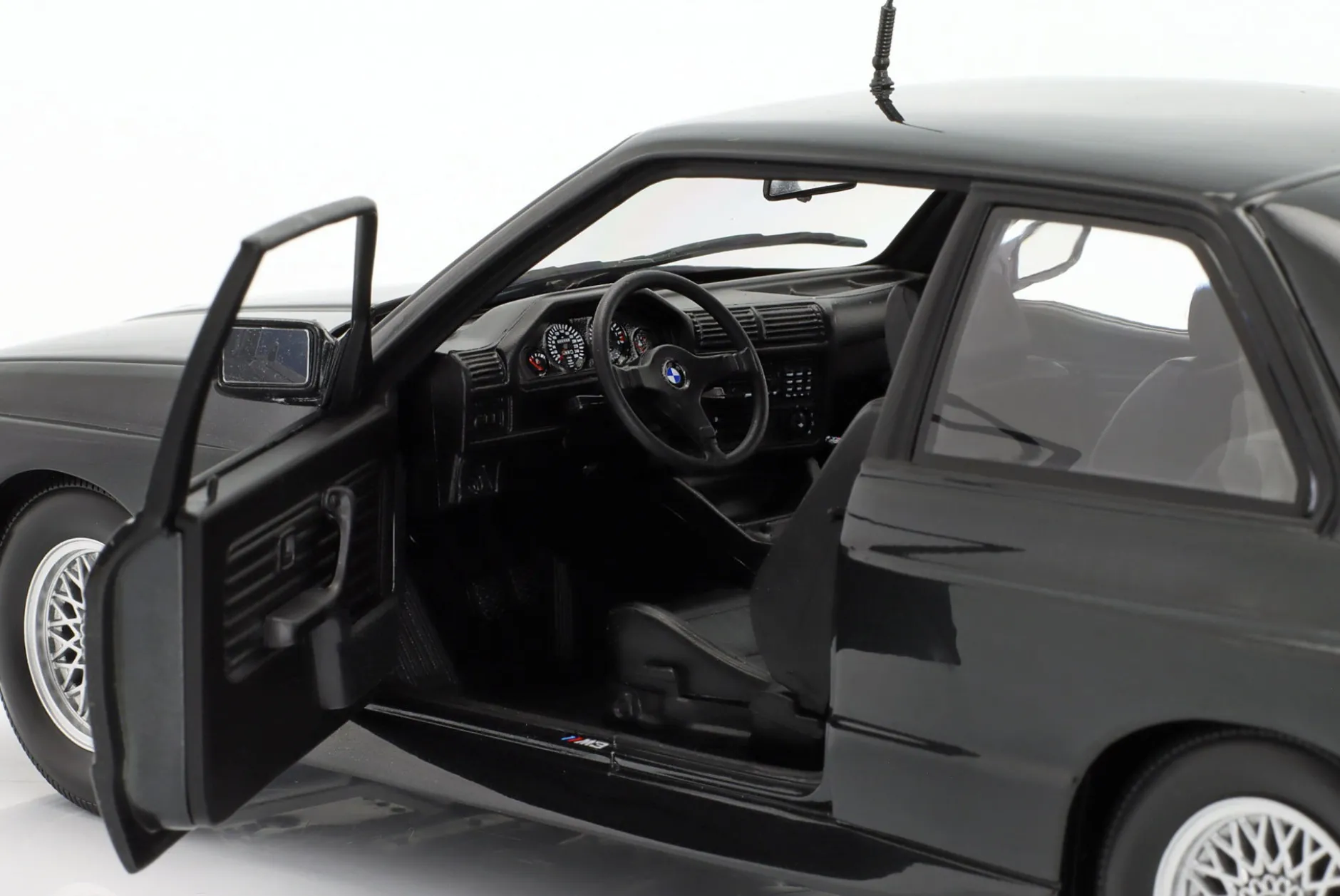 BMW M3 (E30) Baujahr 1987 schwarz metallic 1:18 Minichamps