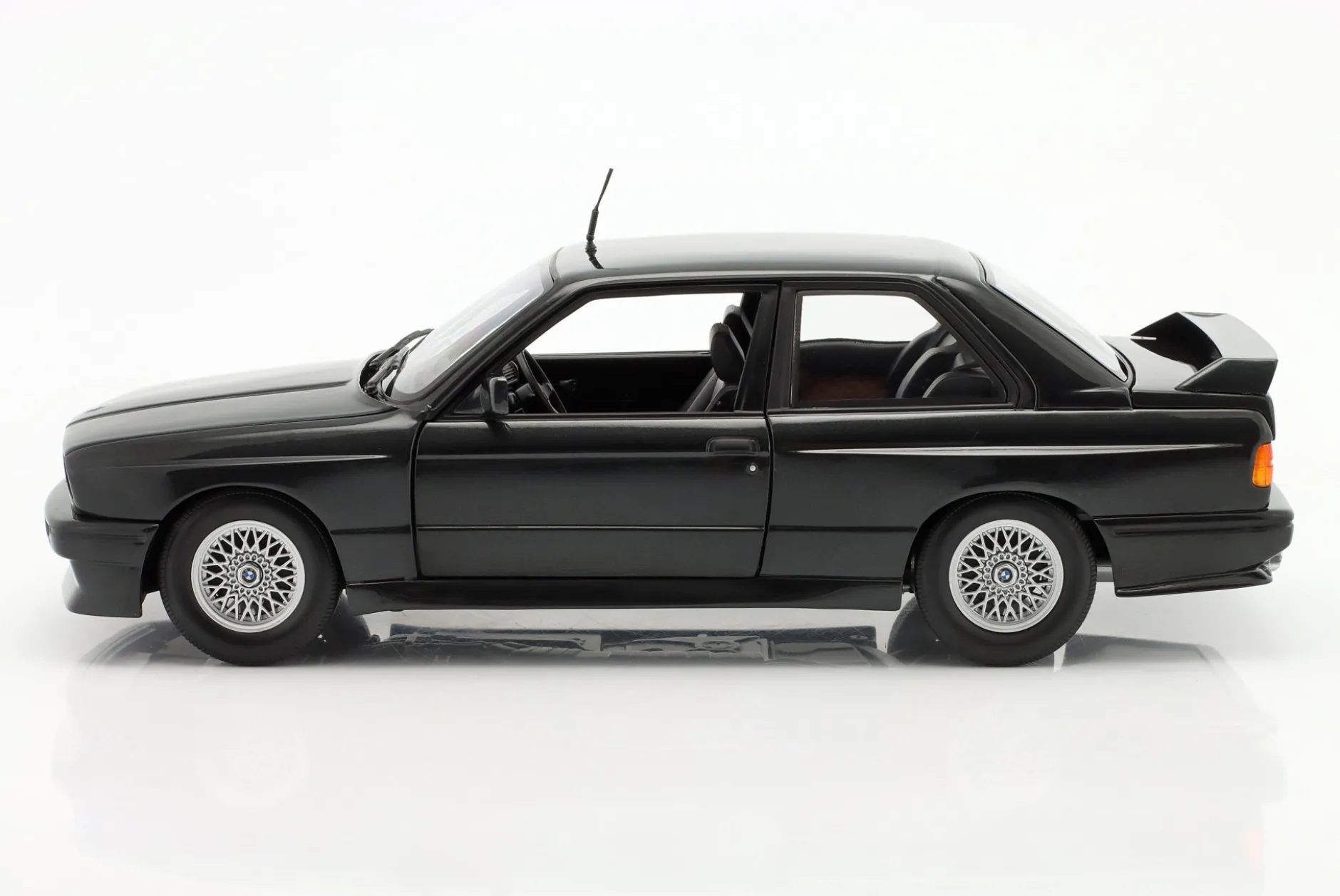BMW M3 (E30) Baujahr 1987 schwarz metallic 1:18 Minichamps